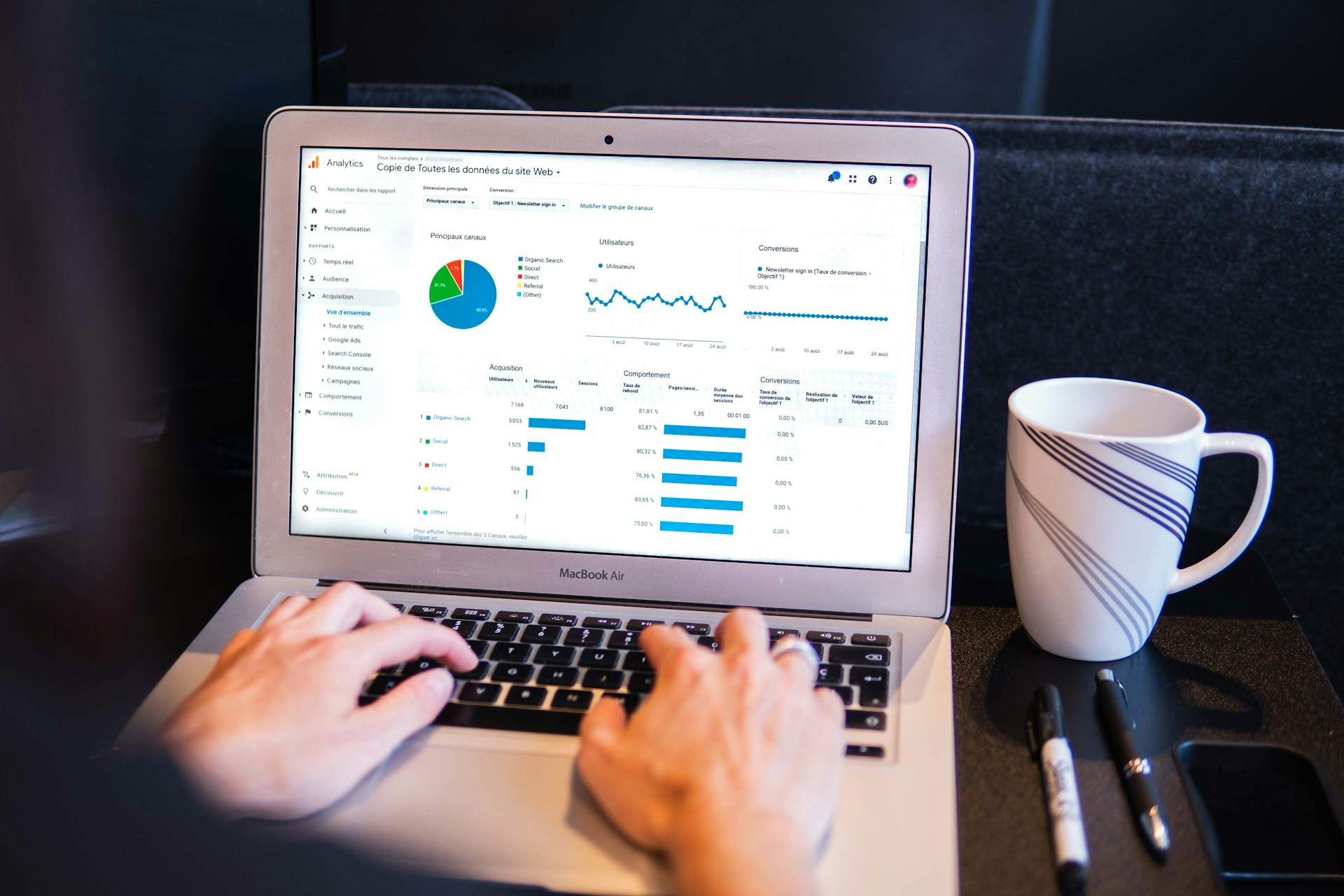 Top eCommerce Trends to Watch in 2025 1 E-commerce trends concept with shopping cart and digital marketing icons